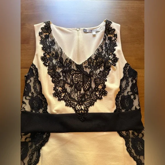 Jennifer Lopez Black and Cream Lace Dress Size 4 - Picture 2 of 4